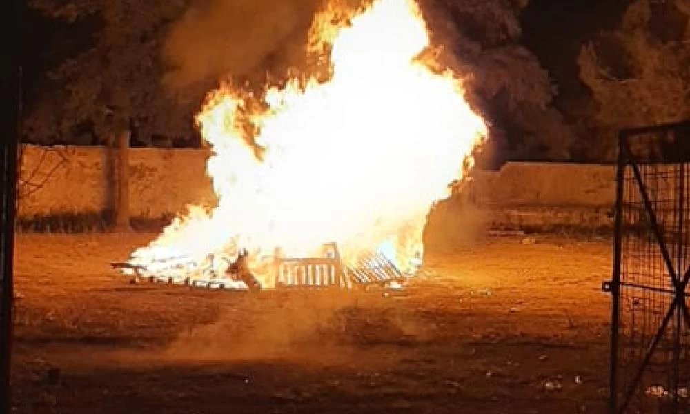 Ηράκλειο: Νεαροί επιχείρησαν να κάψουν ομοίωμα του Ιούδα! (εικόνες)